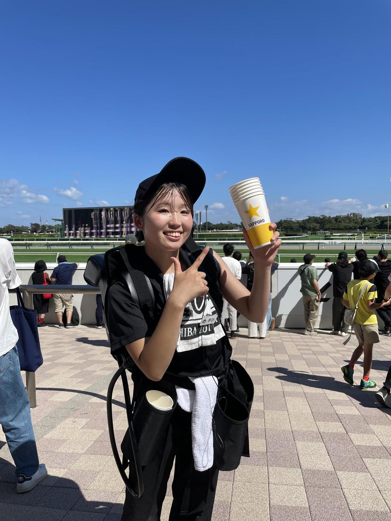 中山競馬場ではたらくビールの売り子