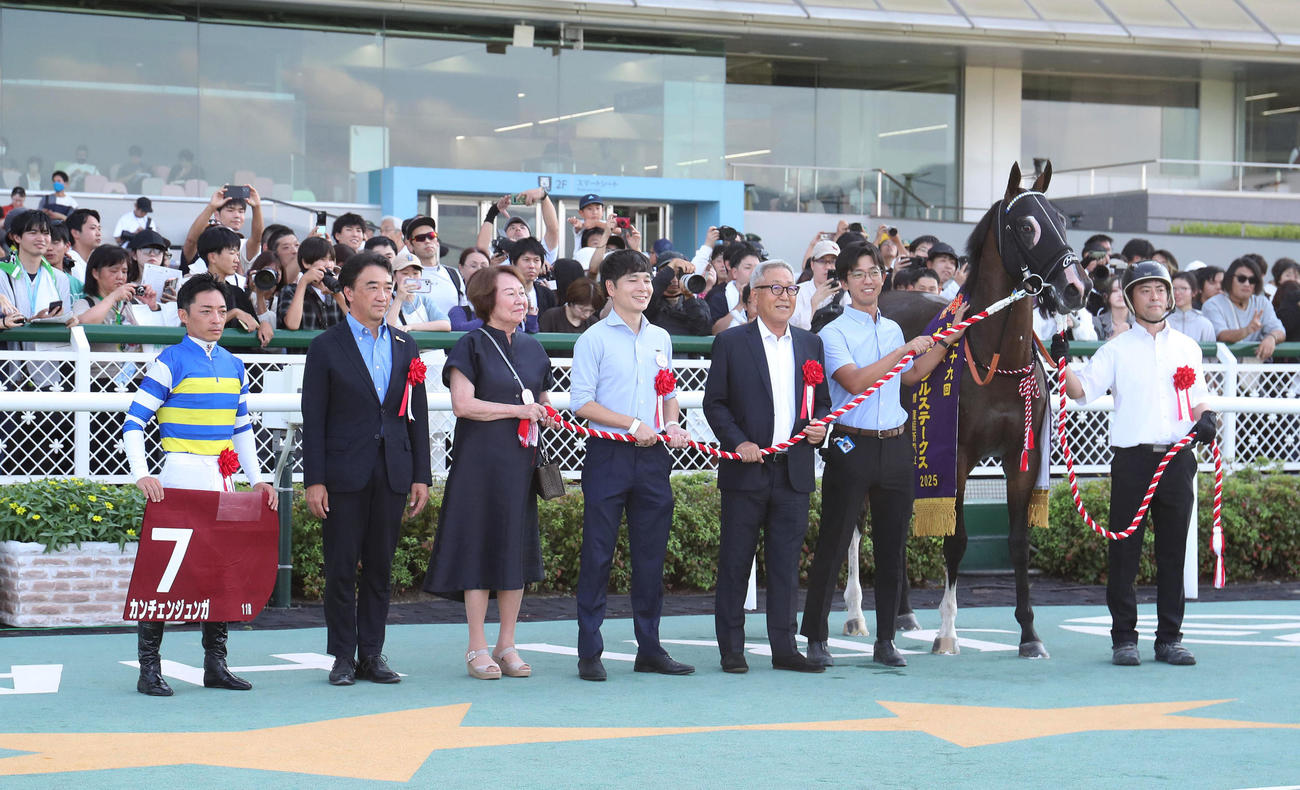 阪神11R、セントウルSを制したカンチェンジュンガと口取りに並ぶ川田騎手（左）（撮影・白石智彦）