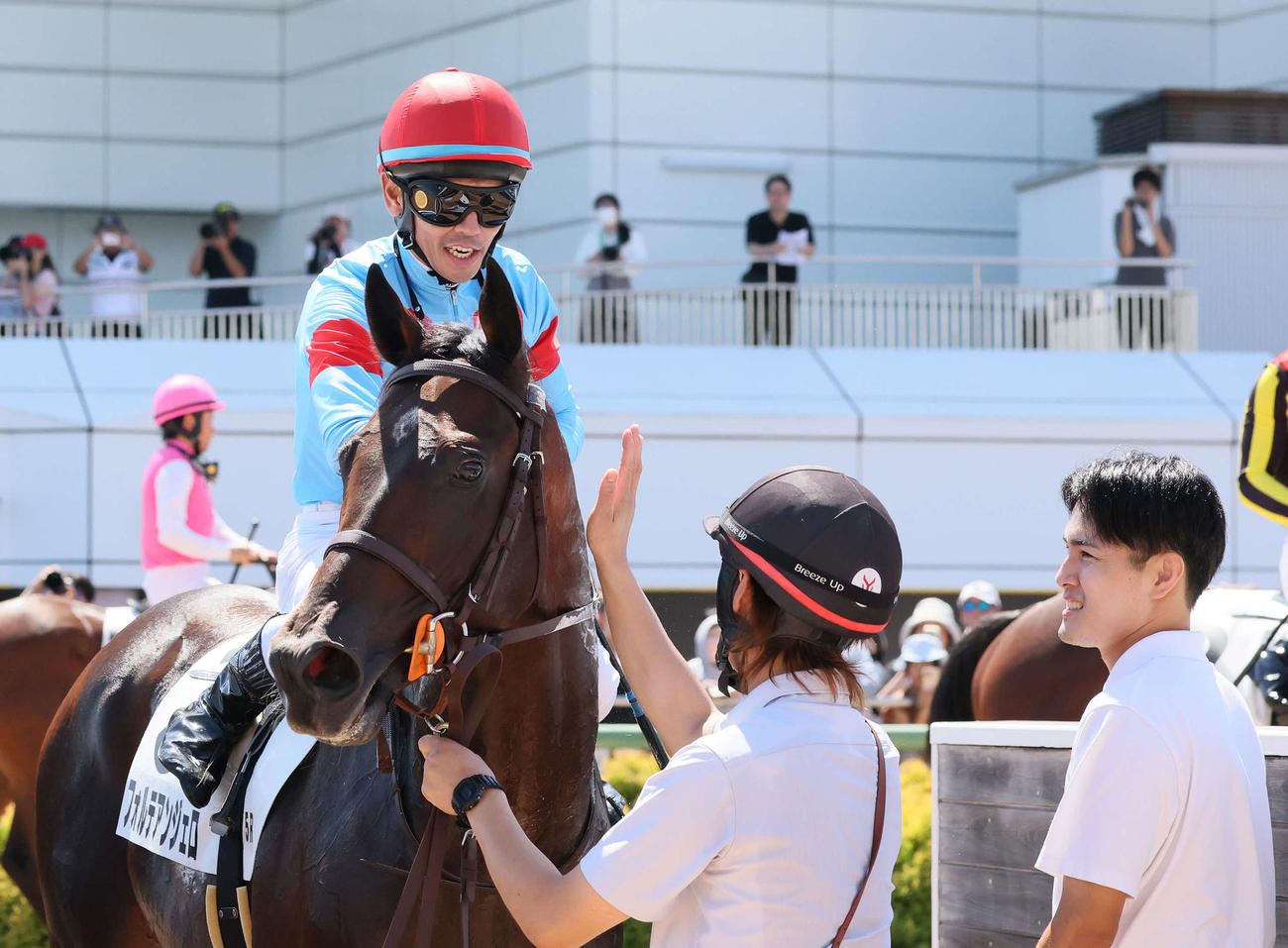 中山5R、2歳新馬戦を制したフォルテアンジェロと戸崎騎手。右は上原佑師（撮影・丹羽敏通）