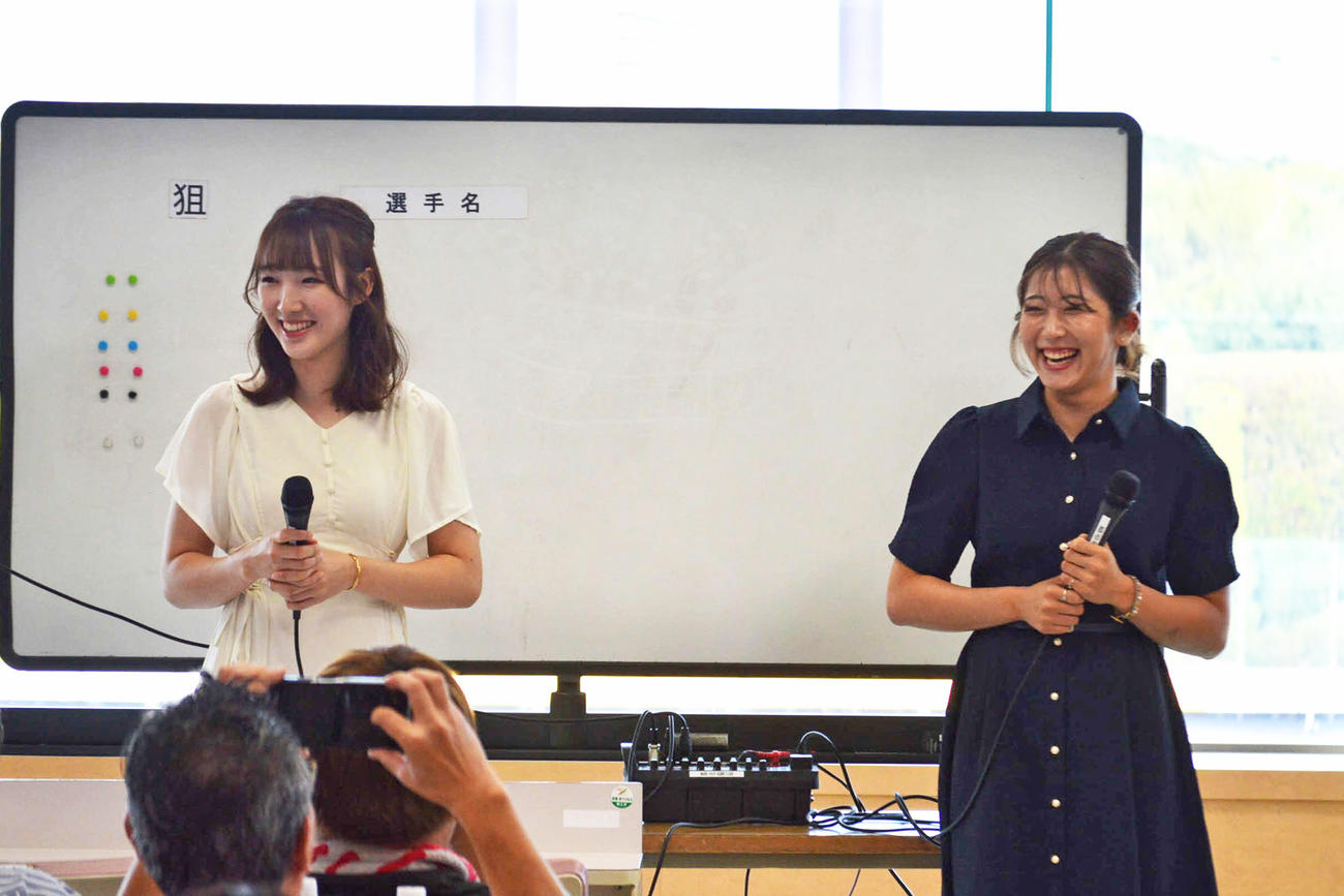 住之江ボートレース場でファンミーティングを行った永島まなみ騎手（左）と今村聖奈騎手