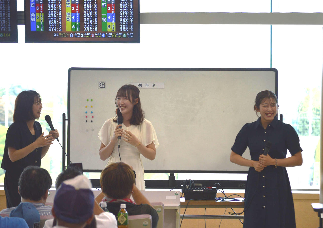 住之江ボートレース場でファンミーティングを行った永島まなみ騎手（真ん中）と今村聖奈騎手（左から3人目）