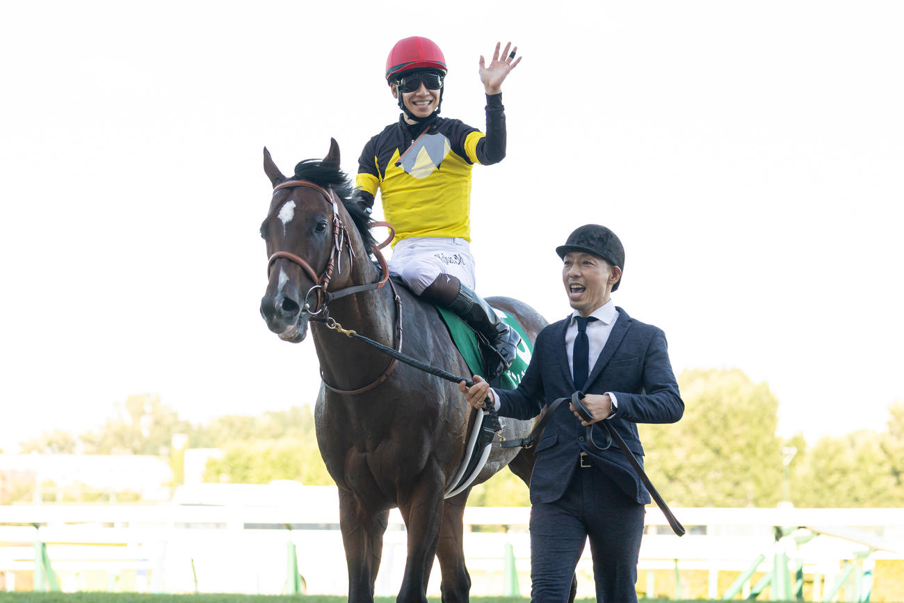 8月24日、パンジャタワーでキーンランドCを制し手を振る松山騎手