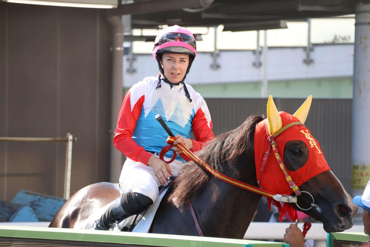 8日の川崎1Rで8カ月半ぶりの日本での騎乗を終えて引き揚げてきたミシェル騎手