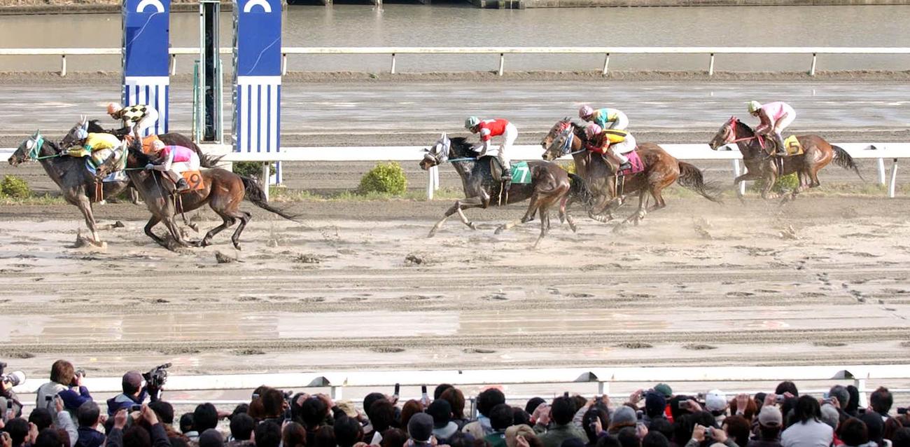 04年、武豊騎乗のハルウララ（右）は、道悪の馬場を圧倒的大差でブービーの10着に沈んだ