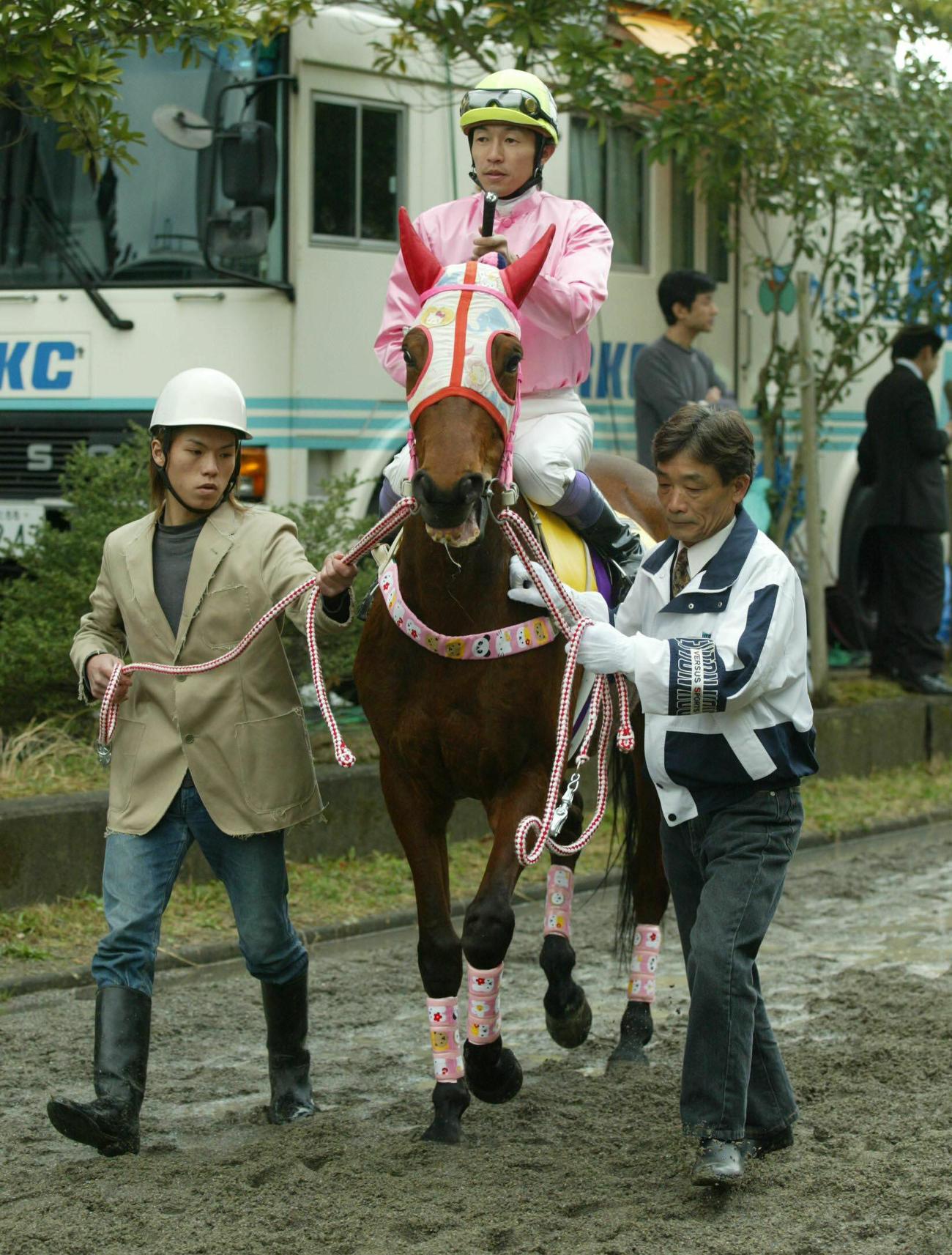 04年、武豊騎手を背に本馬場入場のハルウララ