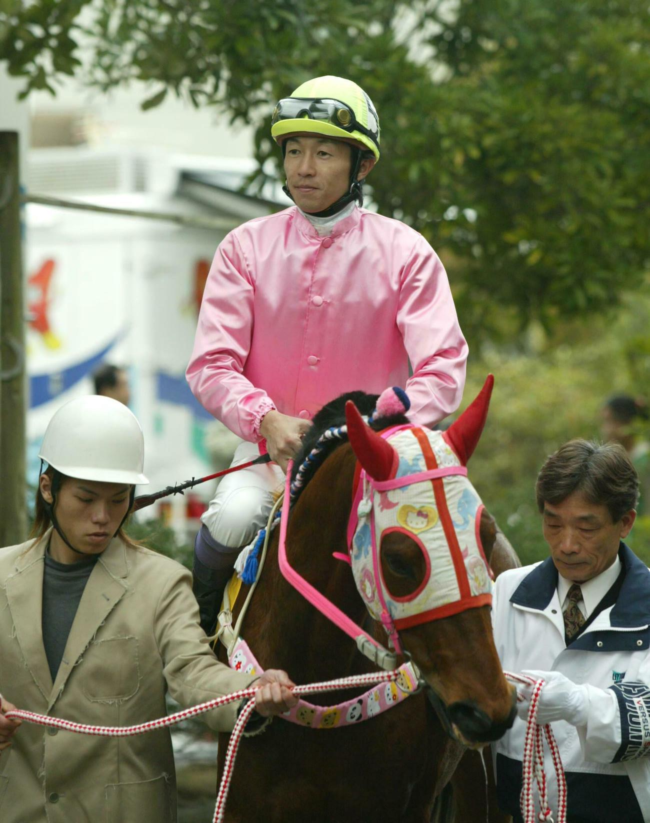 04年3月、武豊騎手を背に本馬場入場のハルウララ