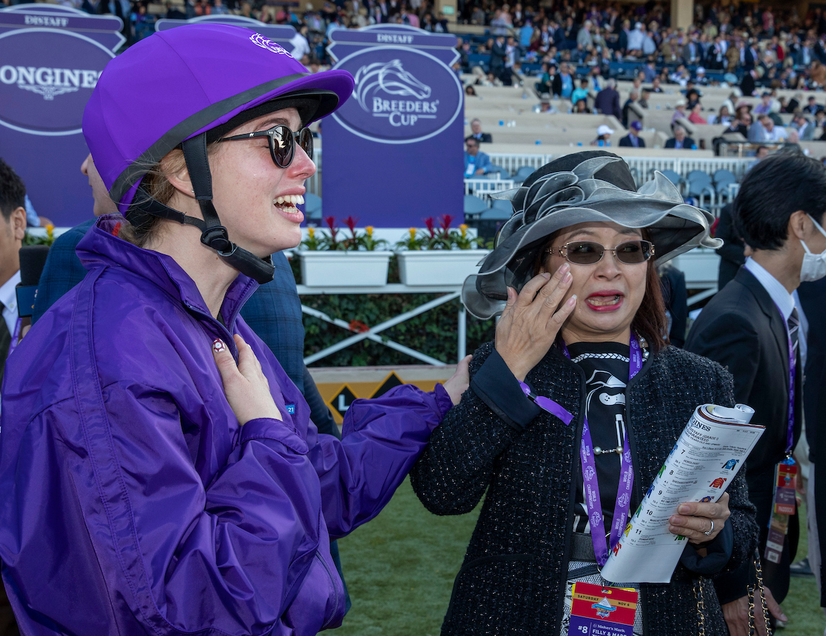勝利に感極まるメアリーさん（左）（（C）Bill Denver／Eclipse Sportswire／Breeders Cup）