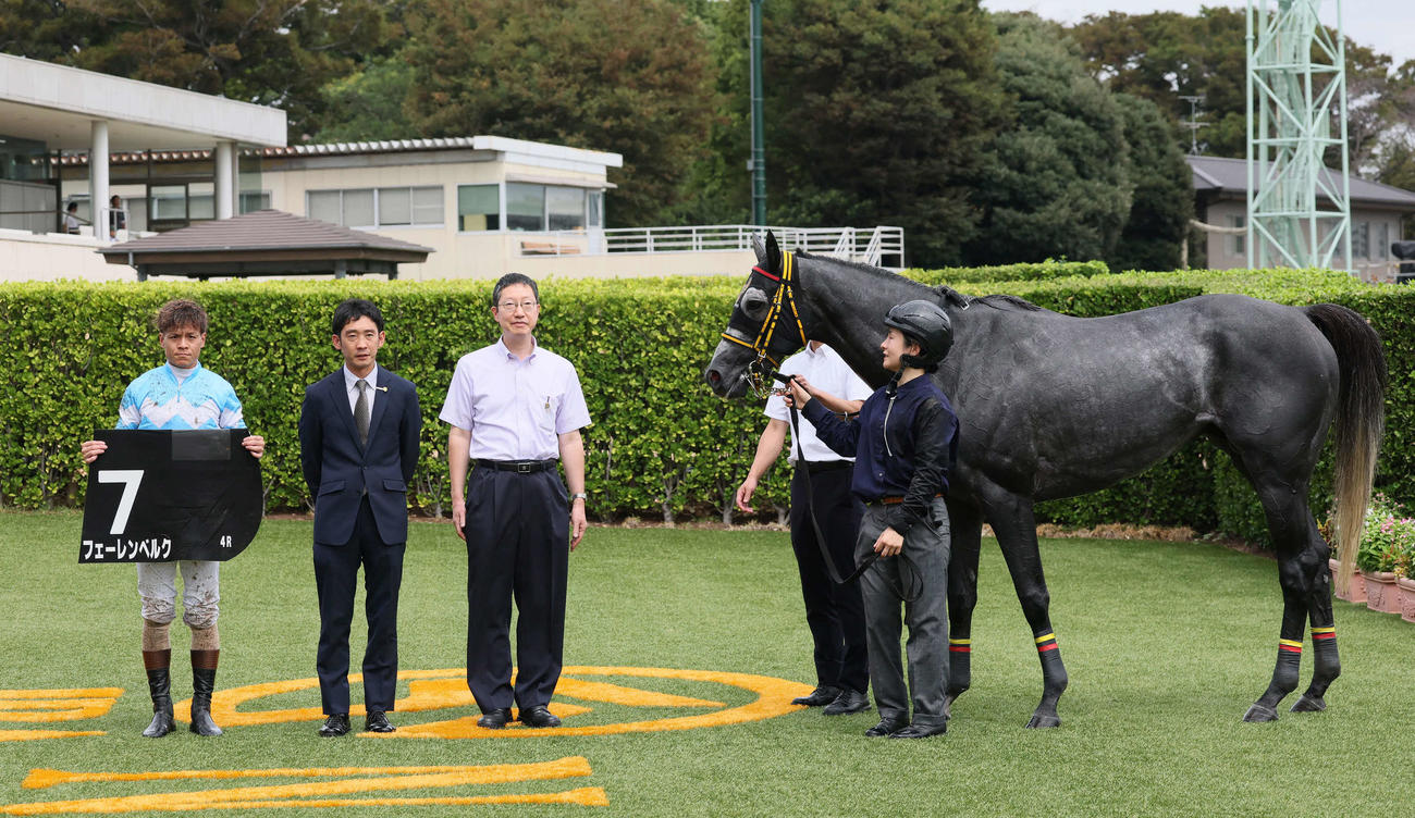 中山4R、清秋JSを制したフェーレンベルクの口取りをする高田騎手と千葉師（撮影・丹羽敏通）