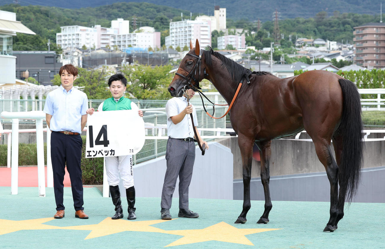 エンベッカで阪神7Rを制して口取りに並ぶ西村淳騎手（中央）（撮影・白石智彦）