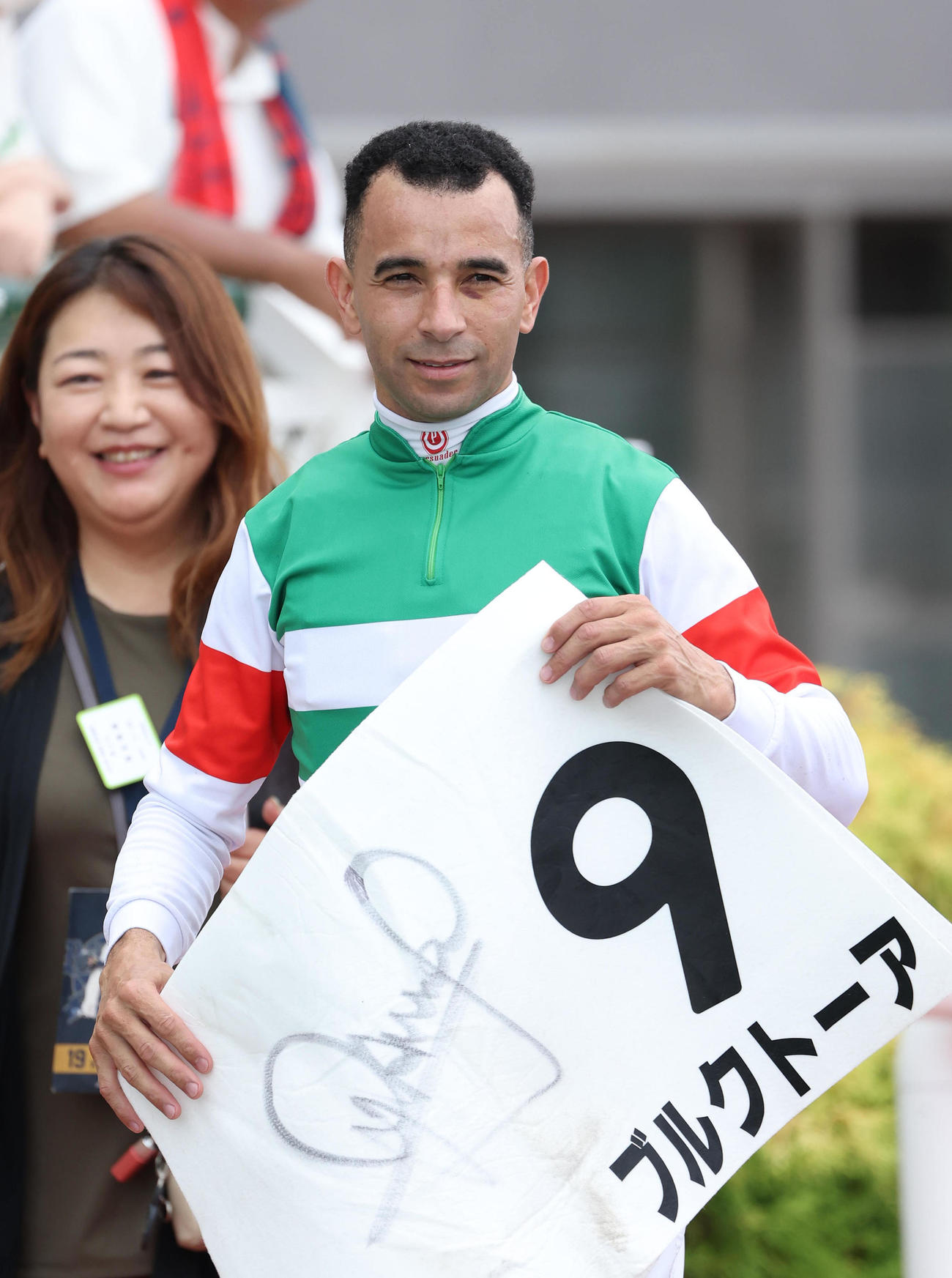 ブルクトーアで阪神9Rを勝利し笑顔のモレイラ騎手（撮影・白石智彦）