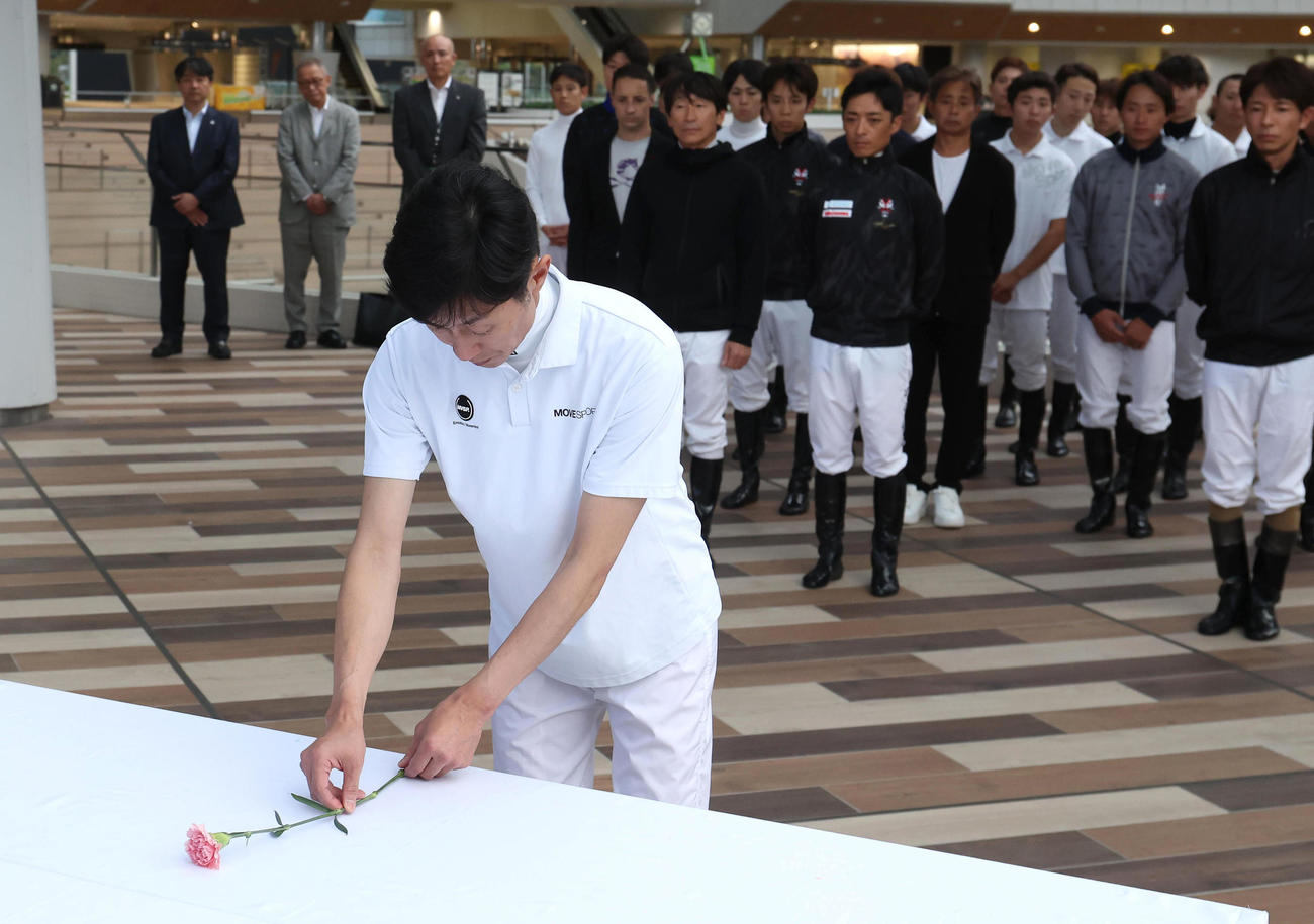 故松本好雄オーナーの献花台にピンクのカーネーションを手向ける武豊騎手（撮影・白石智彦）