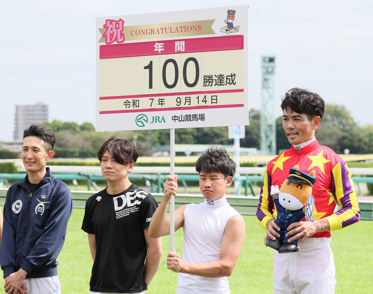 中山2R、2歳未勝利戦をフクチャンショウで制して年間100勝を達成した戸崎騎手（撮影・丹羽敏通）