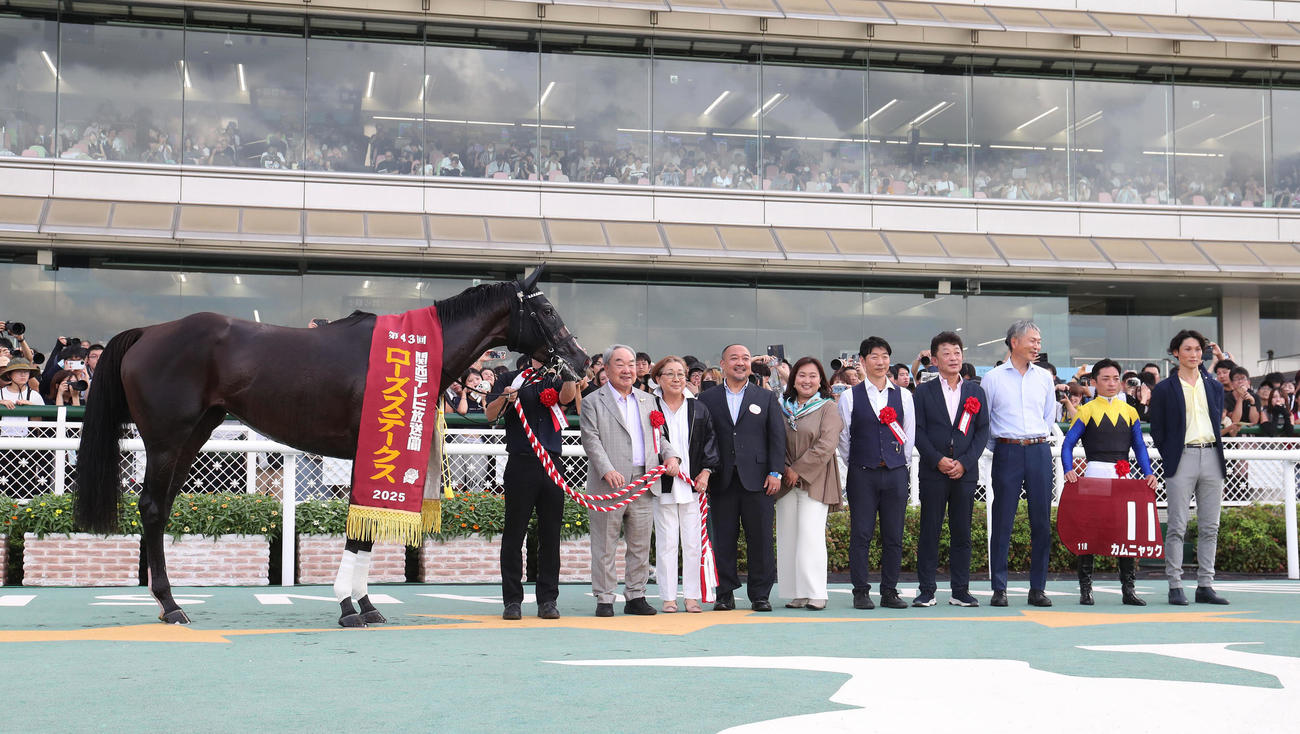 ローズSを制したカムニャックと口取りに並ぶ川田騎手（右から2人目）（撮影・白石智彦）