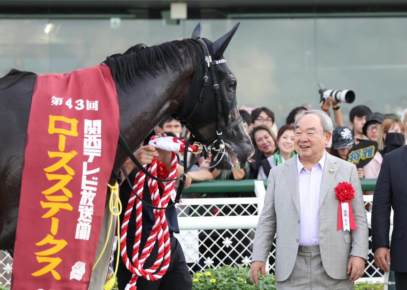 ローズSを制したカムニャックを見つめる金子真人オーナー（撮影・白石智彦）