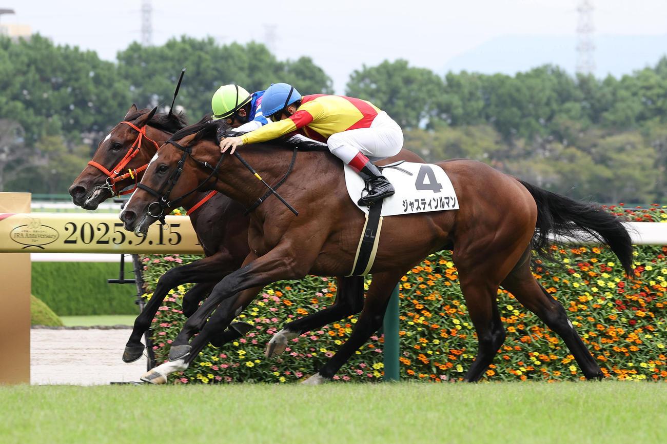 ジャスティンルマン（右）との競り合いを制して新馬戦を勝利したブルースカイブルー（撮影・白石智彦）