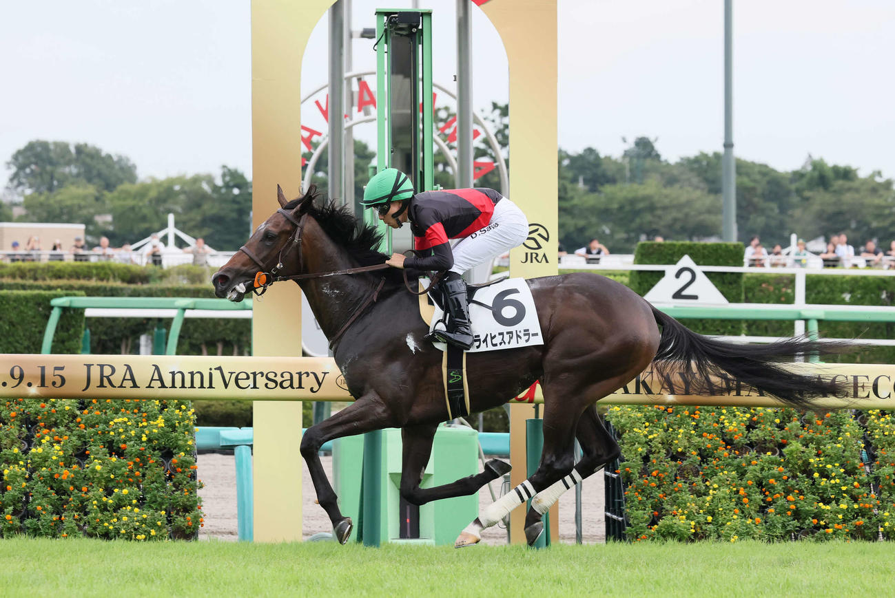 中山5R、2歳新馬戦を制したライヒスアドラーと佐々木騎手（撮影・丹羽敏通）