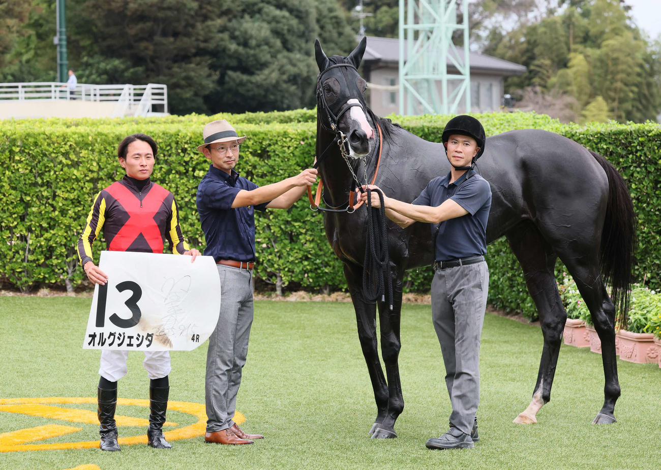 中山4R、3歳未勝利戦を制したオルグジェシダの口取りをする岩田望騎手と宮田師（撮影・丹羽敏通）