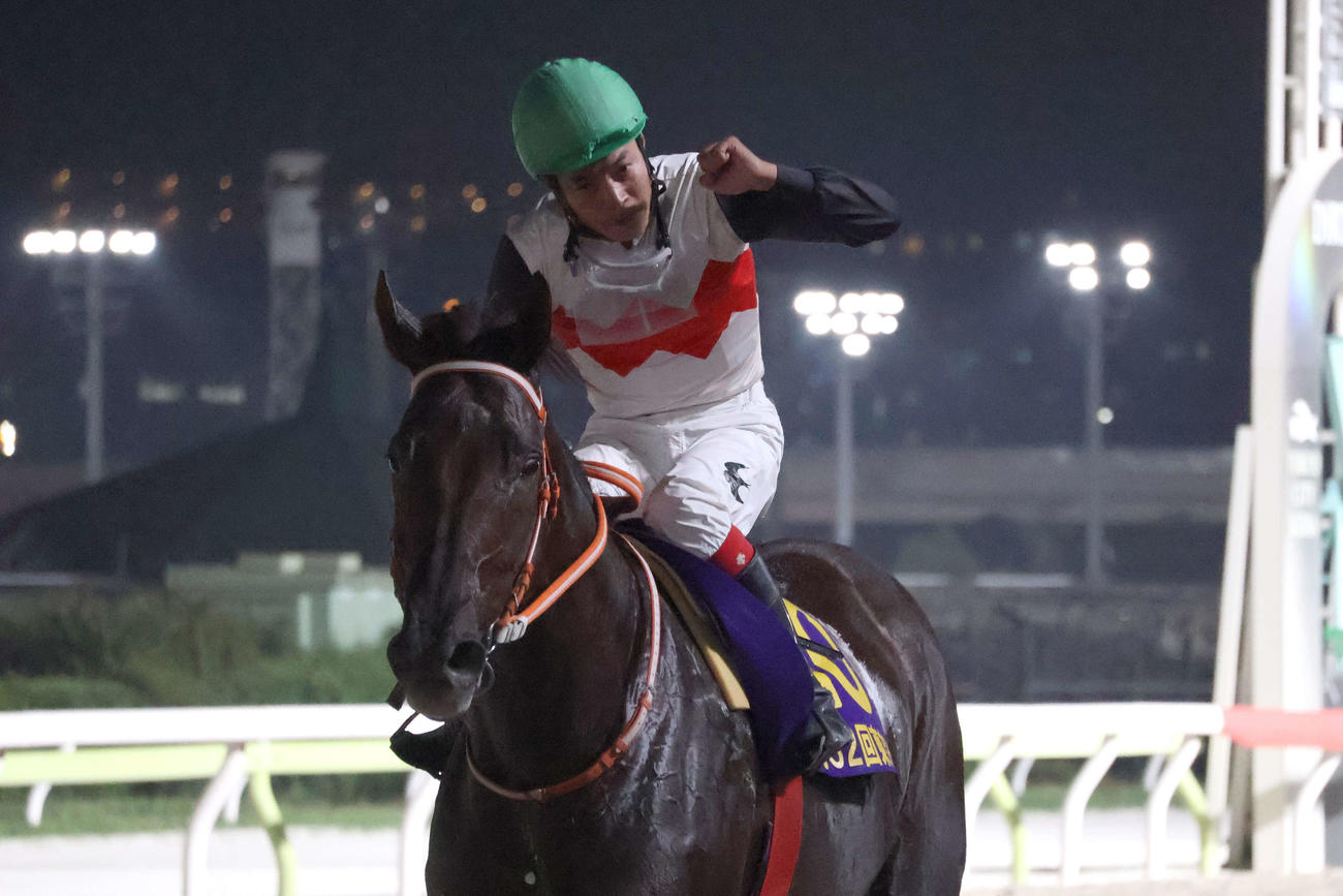 東京記念を制したマルカンラニとウイニングランを行いガッツポーズで引き揚げてくる松崎正泰騎手