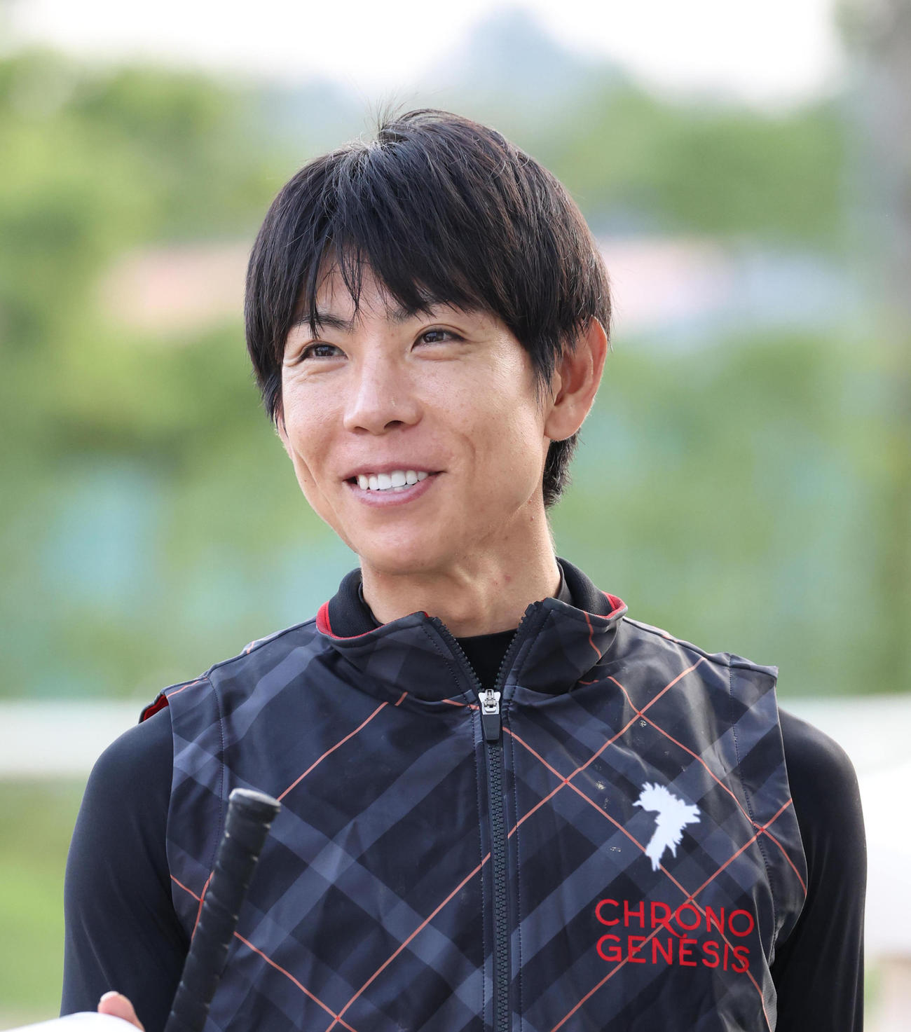調教の合間に笑顔を見せる北村友騎手（撮影・白石智彦）