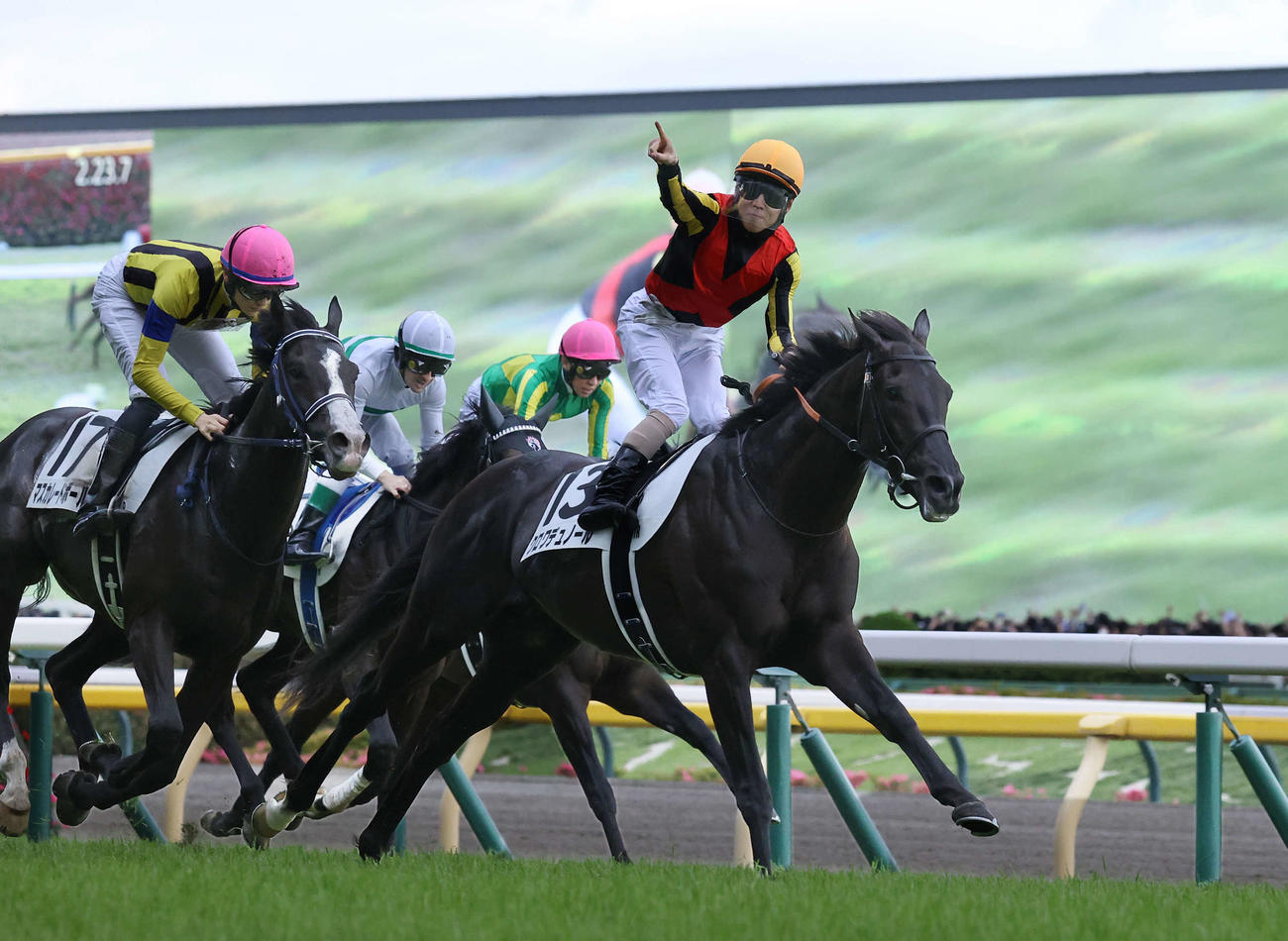 日本ダービーを制したクロワデュノールと北村友騎手