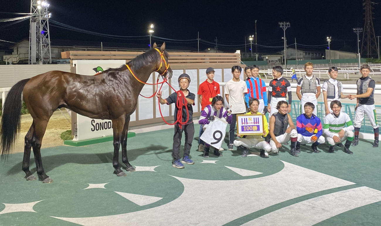 園田12Rで地方通算100勝を達成した山本屋太三騎手（下段の一番左）