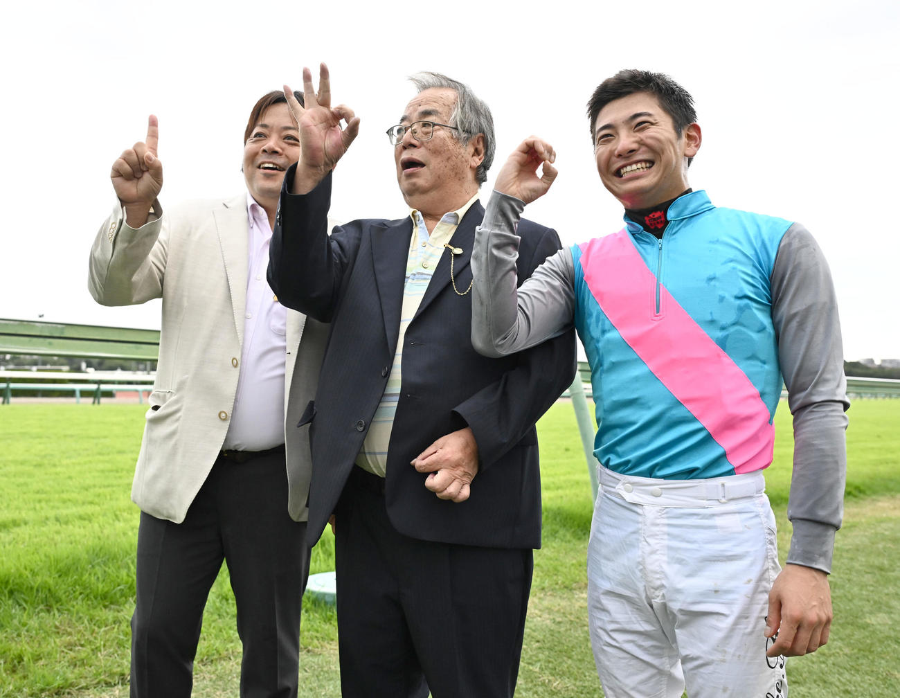 カンナSをウチュウノセカイで制し、青木師（左）の通算100勝を祝福する原騎手（右）と馬主の長塩氏（撮影・千葉一成）