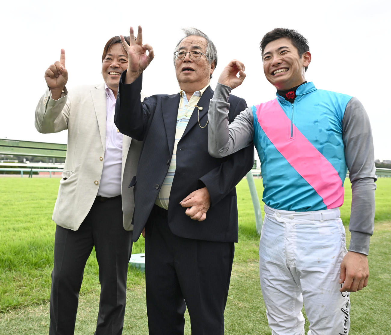 カンナSをウチュウノセカイで制し、青木師（左）の通算100勝を祝福する原騎手（右）と馬主の長塩氏（撮影・千葉一成）