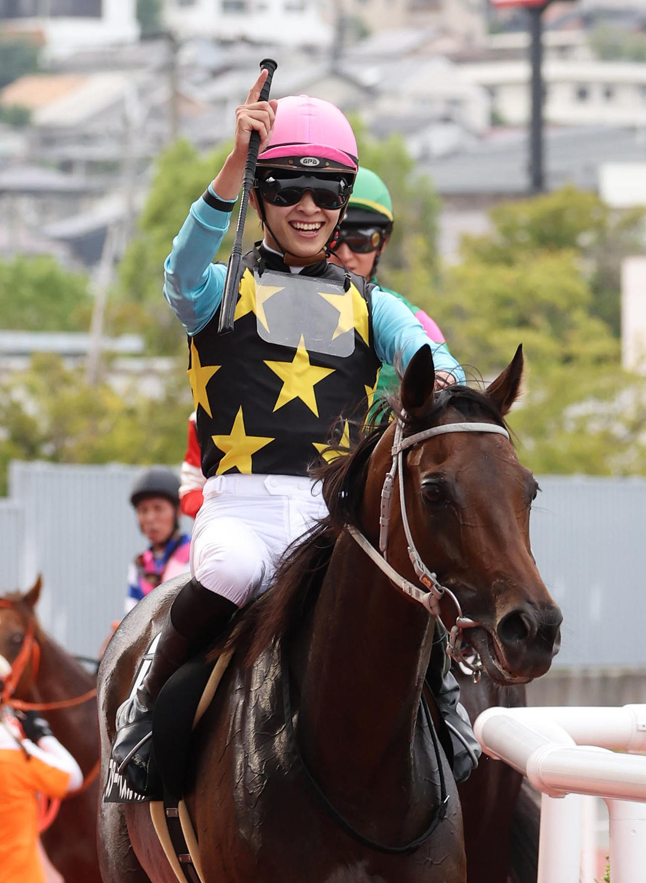 スターペスカオリで大阪スポーツ杯を制してガッツポーズで引き揚げる角田騎手（撮影・白石智彦）