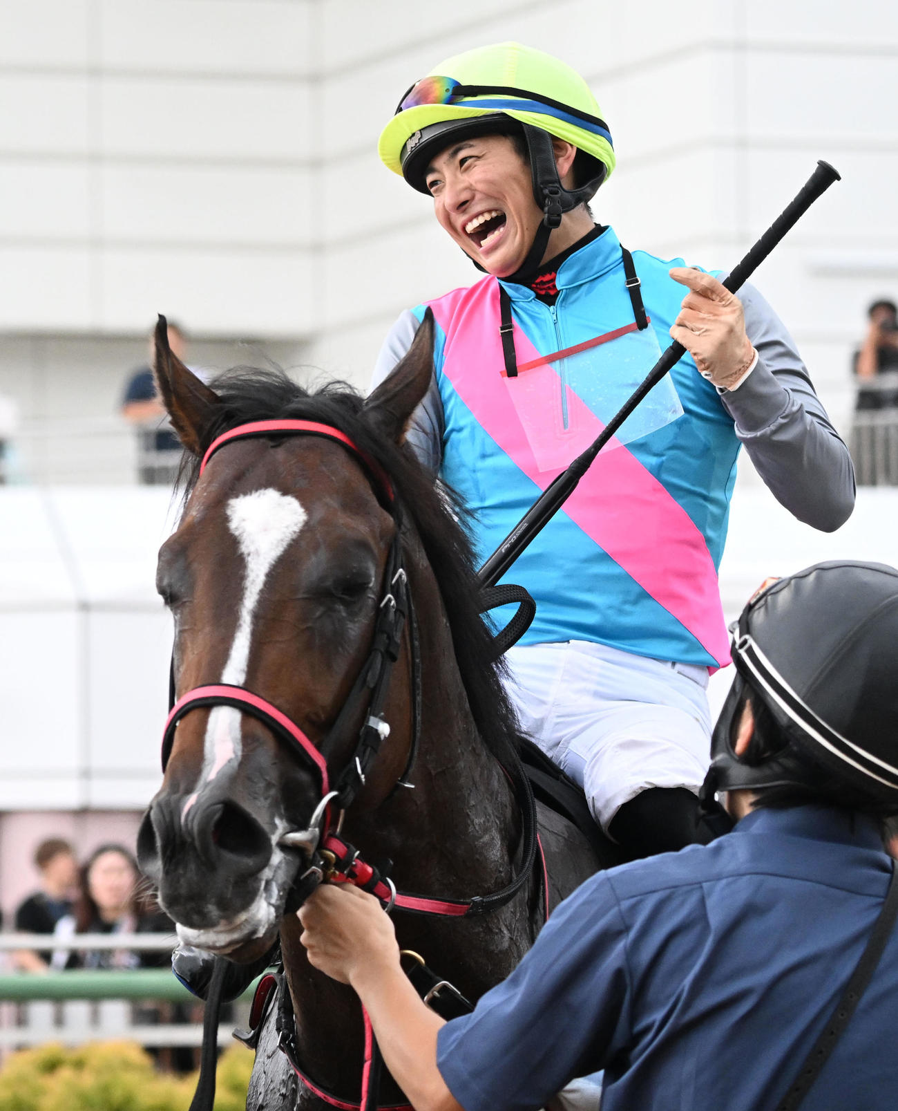 中山9R、カンナSを制し、ウチュウノセカイの鞍上で喜ぶ原騎手（撮影・千葉一成）
