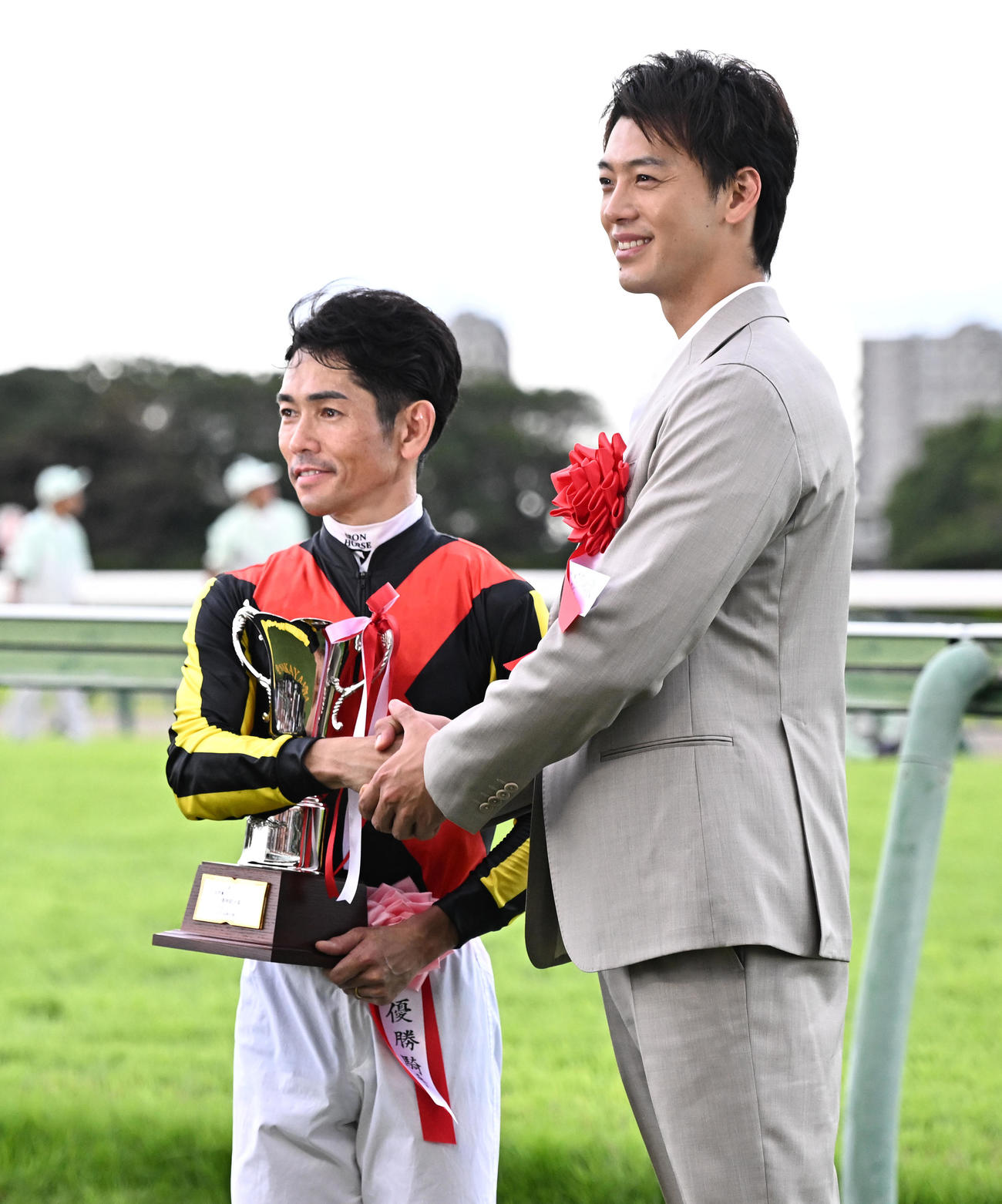 オールカマーをレガレイラで制し、表彰式でプレゼンターを務めた俳優の竹内涼真（右）と記念写真に納まる戸崎騎手（撮影・千葉一成）