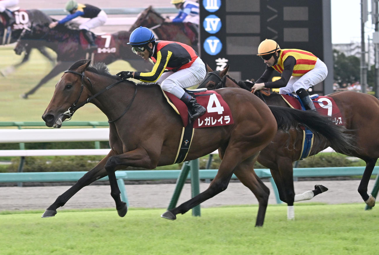 オールカマーを制したレガレイラと戸崎騎手。右は2着のドゥラドーレス（撮影・千葉一成）