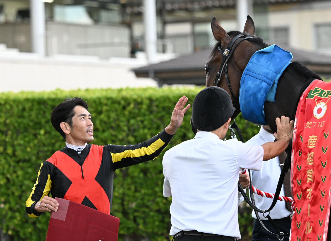 オールカマーを制し、レガレイラをねぎらう戸崎騎手（撮影・千葉一成）