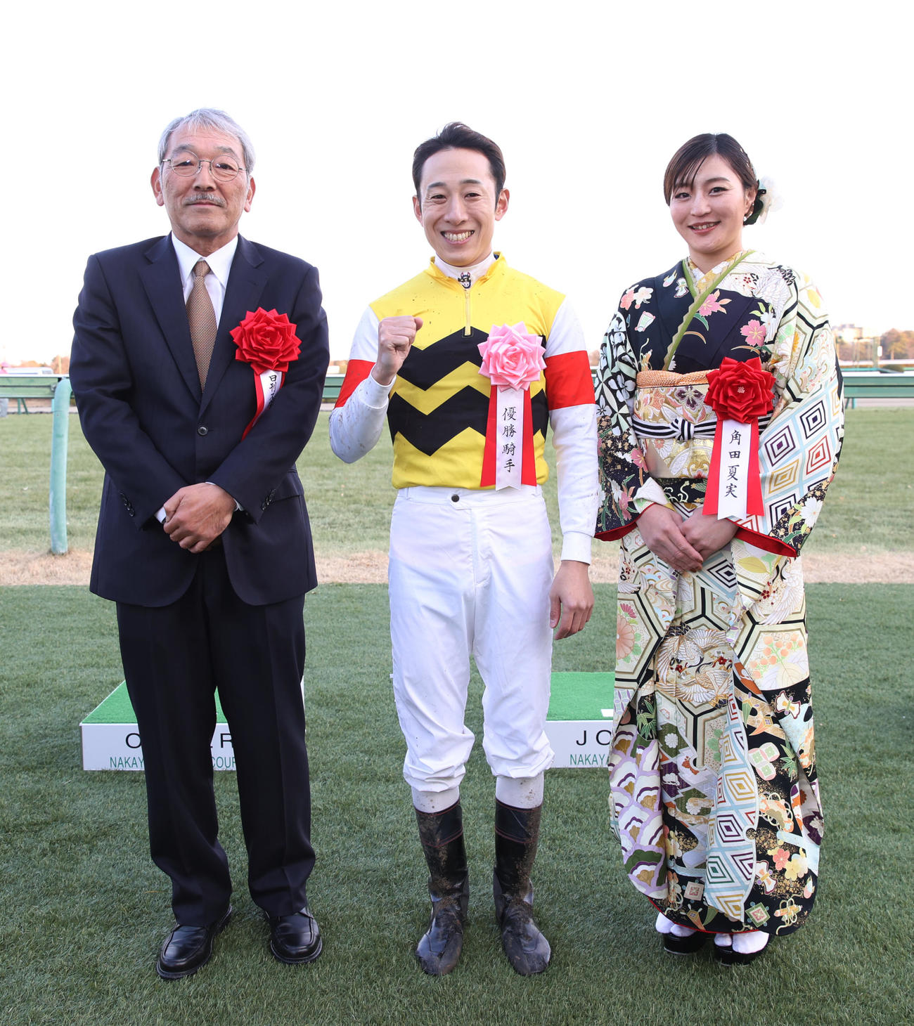 第74回日刊スポーツ賞中山金杯を制したアルナシームの藤岡佑騎手（中央）（2025年1月撮影）