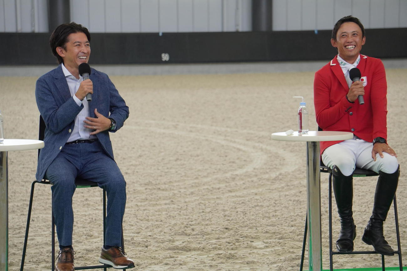 馬事公苑で行われた愛馬の日イベントでトークショーを行った福永祐一調教師（左）と馬術の戸本一真選手