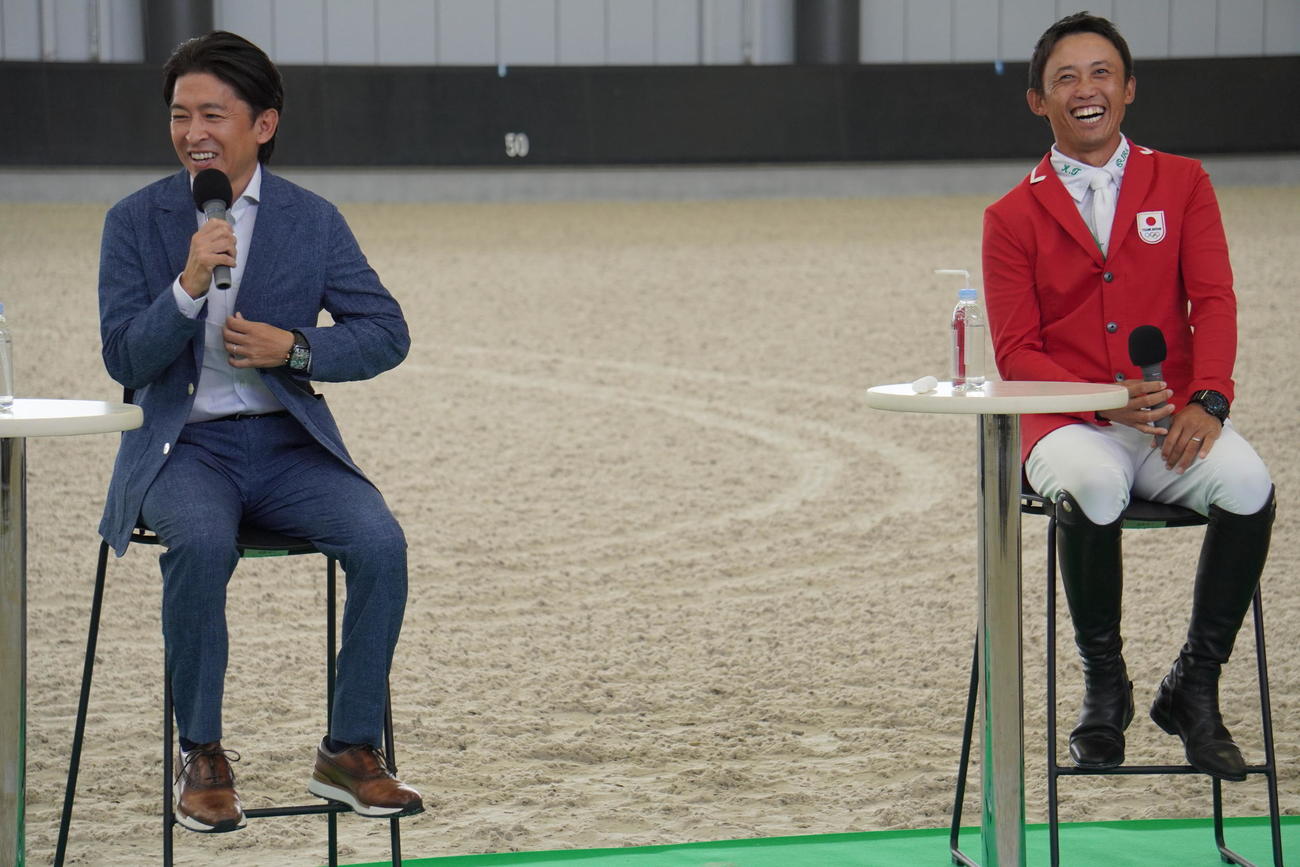 馬事公苑で行われた愛馬の日イベントでトークショーを行った福永祐一調教師（左）と馬術の戸本一真選手