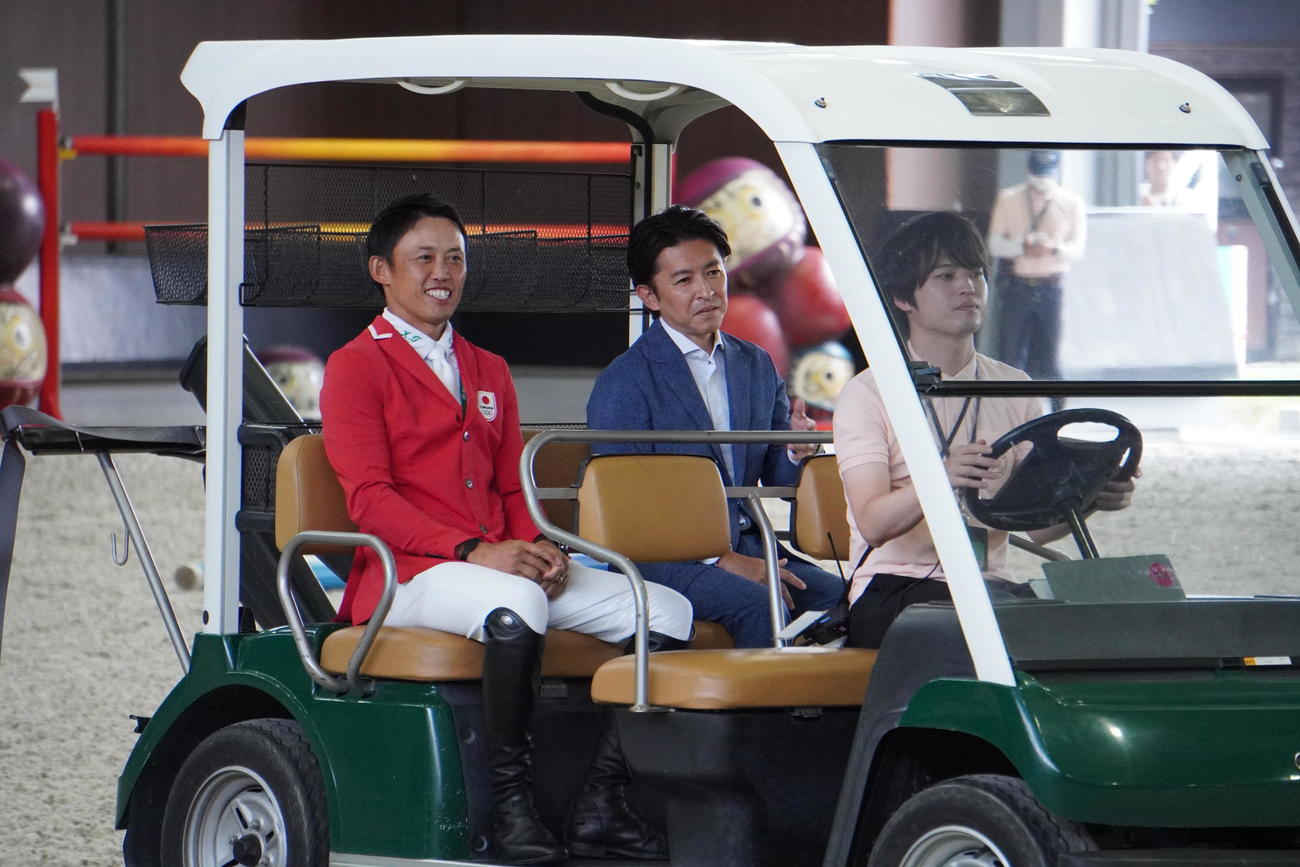 愛馬の日イベントでトークショーを行った福永祐一調教師（左）と馬術の戸本一真選手はカートで入場