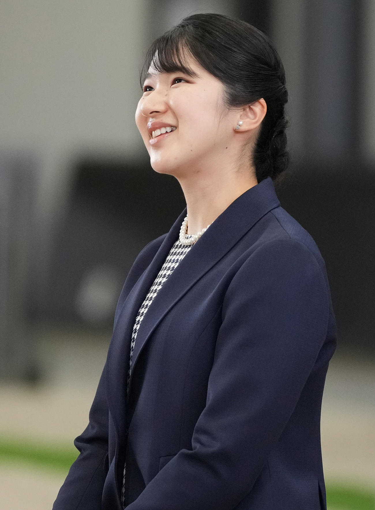 「第50回愛馬の日」のイベントで、戸本一真選手と談笑される天皇、皇后両陛下の長女愛子さま（撮影・鈴木みどり）