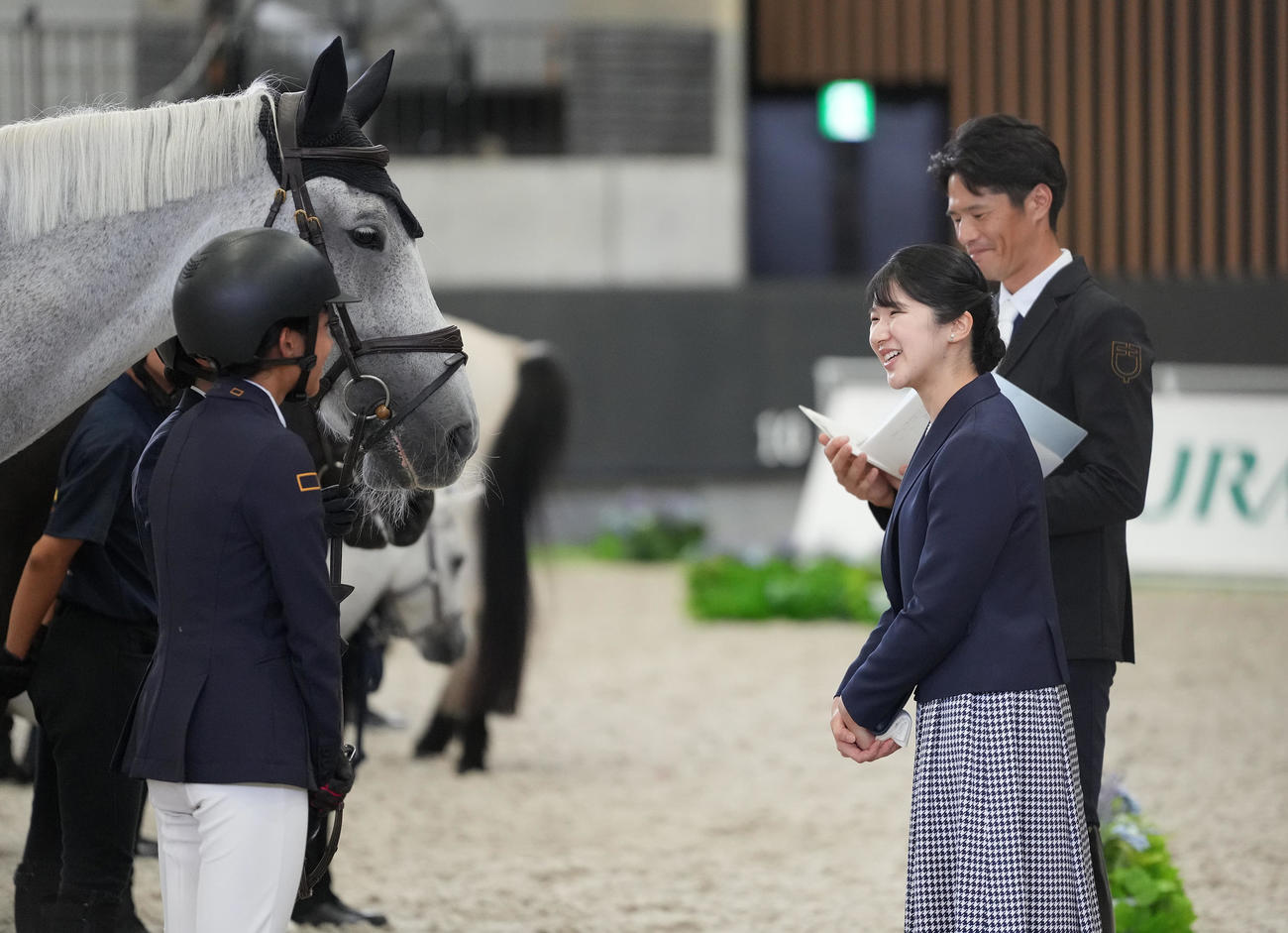 「第50回愛馬の日」のイベントで、騎乗を披露した少年団と交流される天皇、皇后両陛下の長女愛子さま（撮影・鈴木みどり）