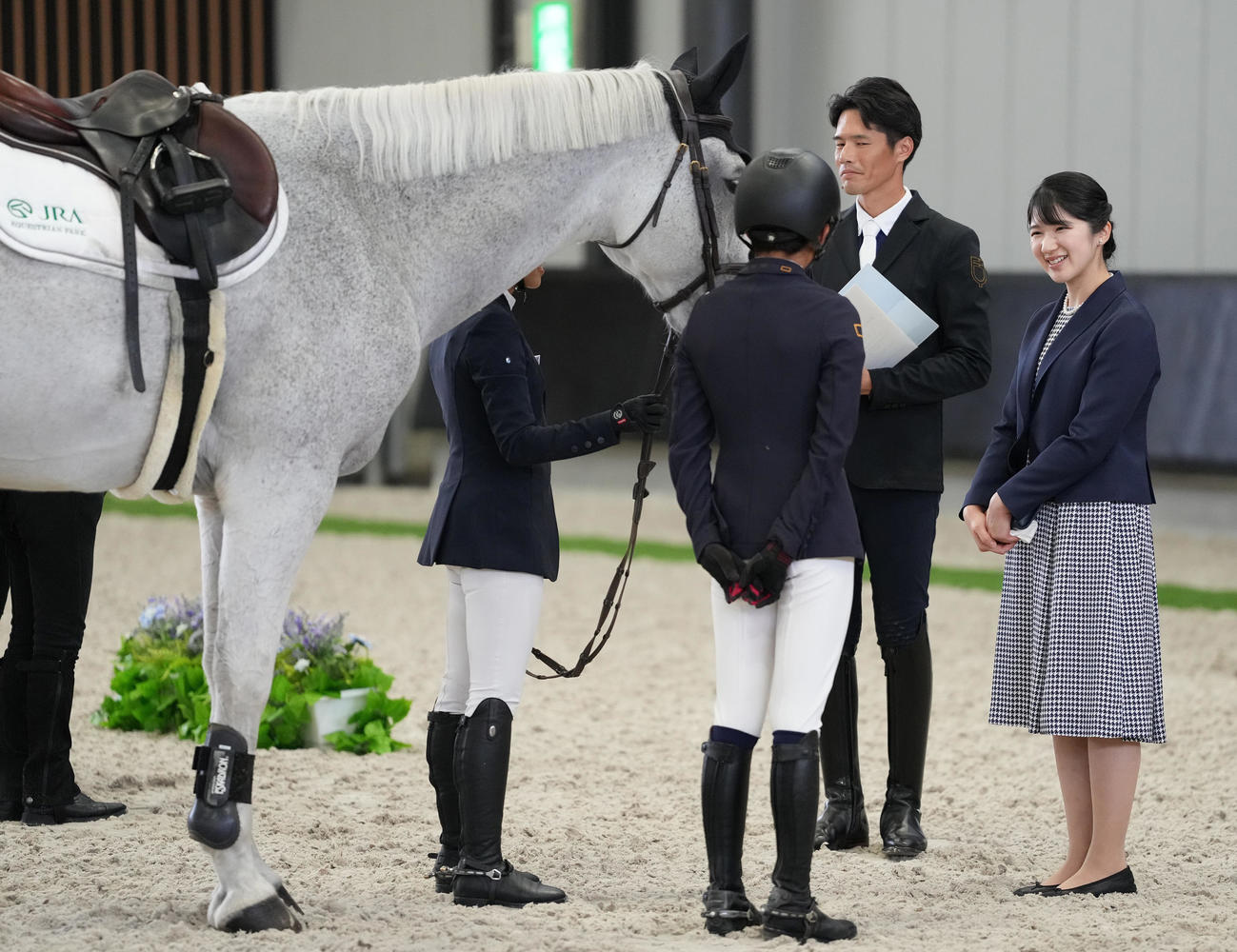 「第50回愛馬の日」のイベントで、騎乗を披露した少年団と交流される天皇、皇后両陛下の長女愛子さま（撮影・鈴木みどり）