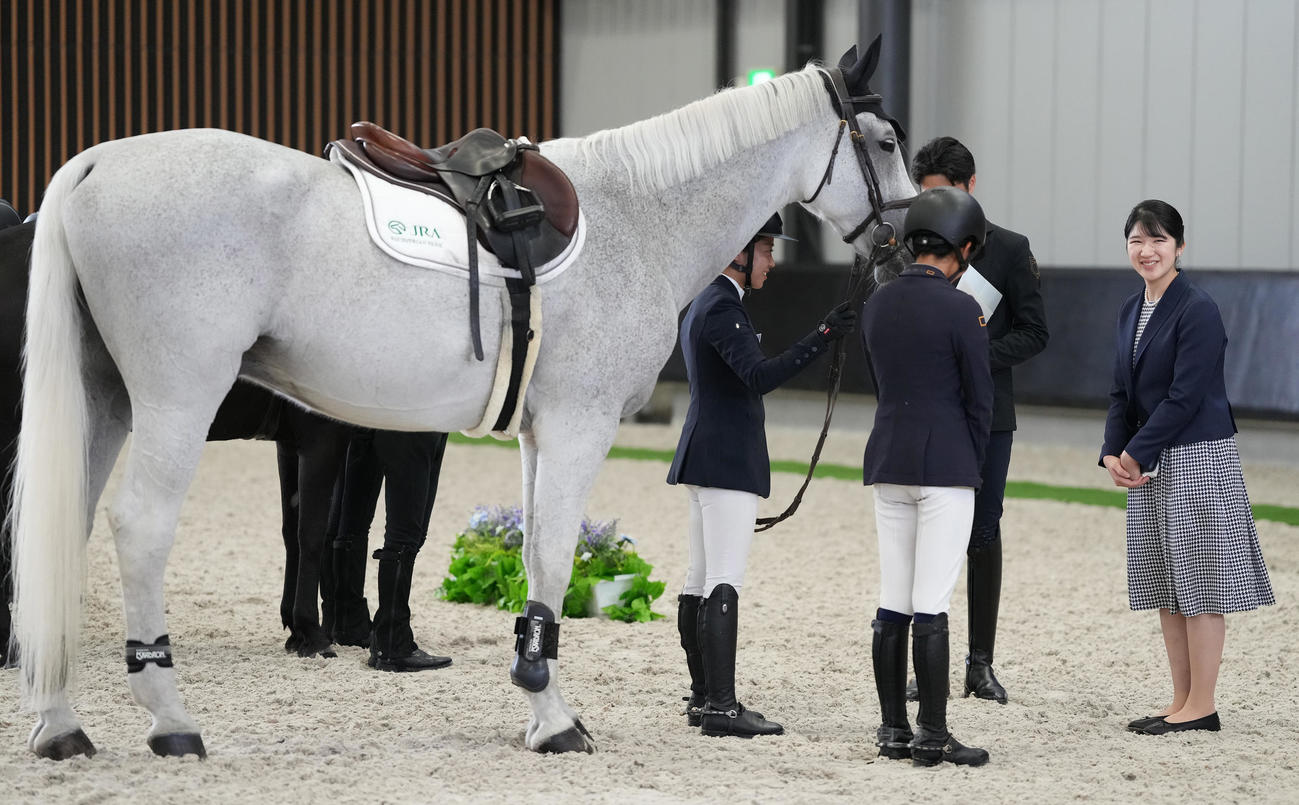 「第50回愛馬の日」のイベントで、騎乗を披露した少年団と交流される天皇、皇后両陛下の長女愛子さま（撮影・鈴木みどり）