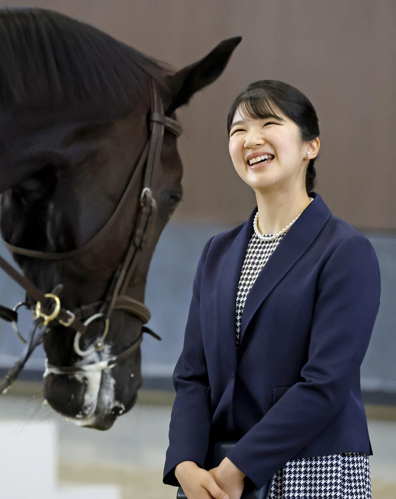 第50回愛馬の日のイベントを視察される愛子さま（共同）
