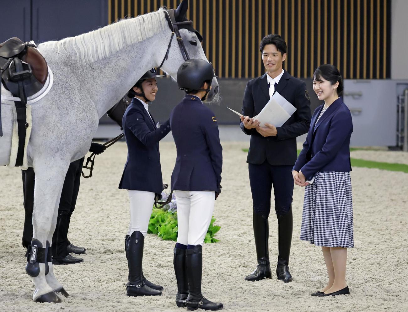 第50回愛馬の日のイベントを視察される愛子さま（共同）