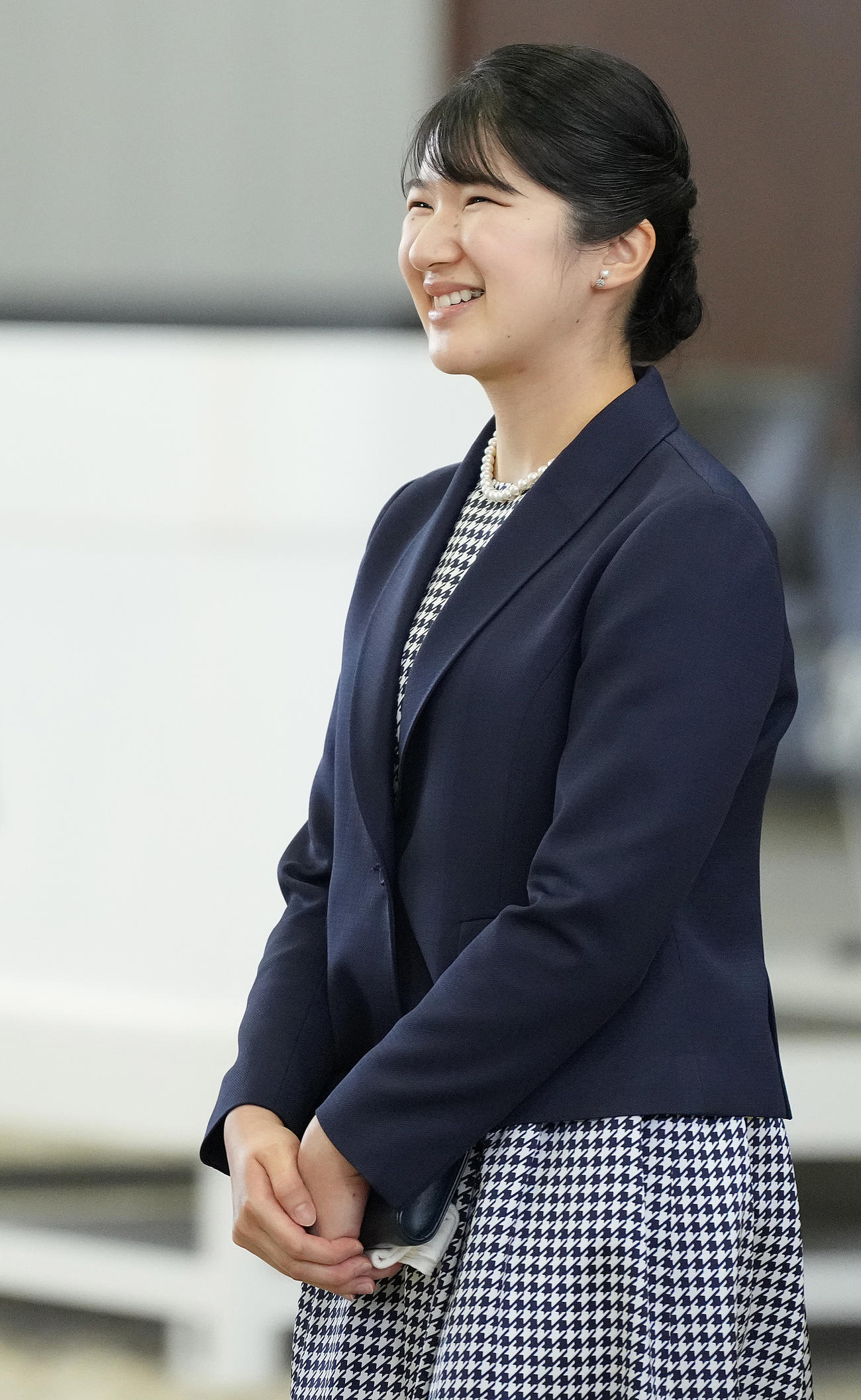 「第50回愛馬の日」のイベントで、戸本一真選手と談笑される天皇、皇后両陛下の長女愛子さま（撮影・鈴木みどり）