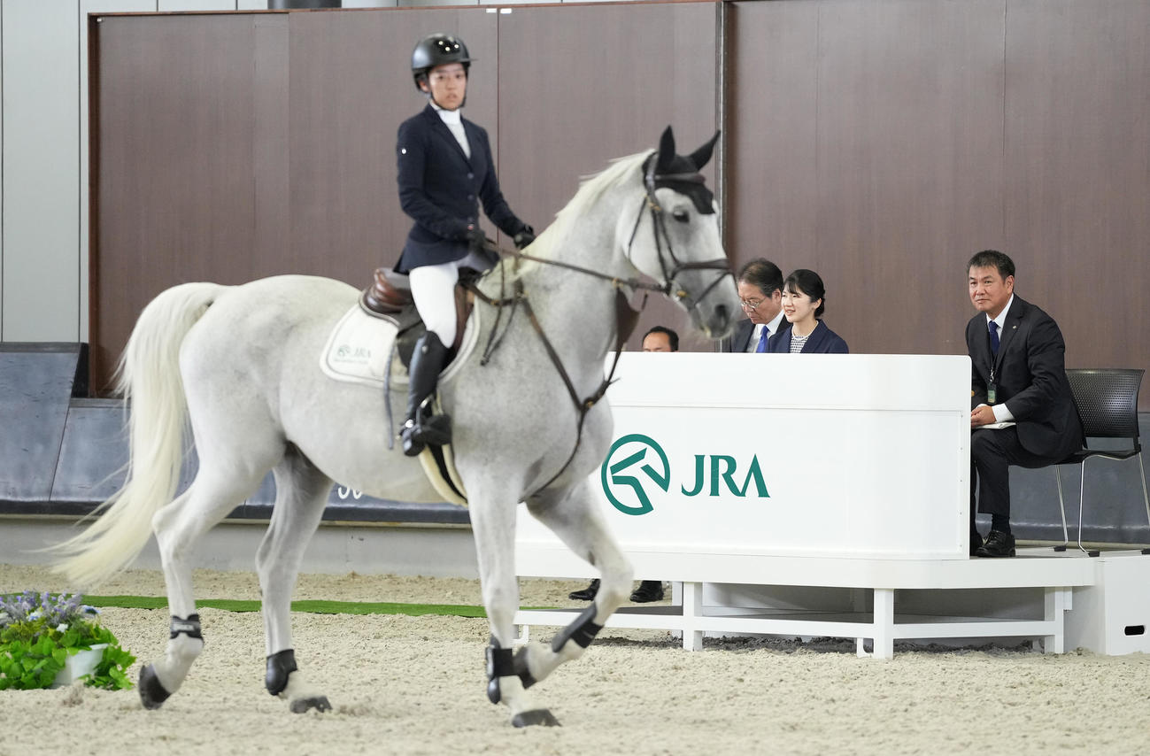「第50回愛馬の日」のイベントで、少年団の騎乗をご覧になる天皇、皇后両陛下の長女愛子さま（撮影・鈴木みどり）