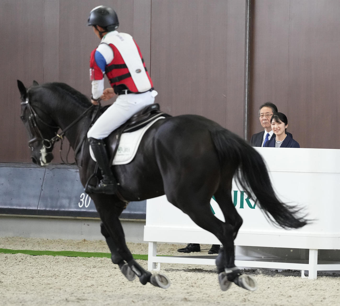 「第50回愛馬の日」のイベントで、戸本一真選手の総合馬術をご覧になる天皇、皇后両陛下の長女愛子さま（撮影・鈴木みどり）