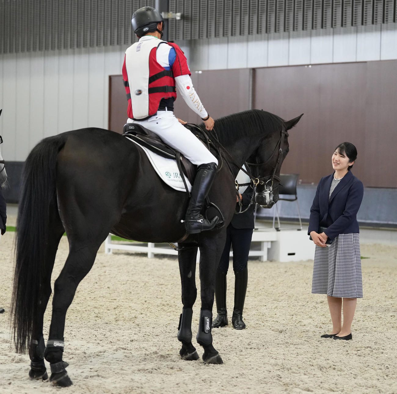「第50回愛馬の日」のイベントで、戸本一真選手と談笑される天皇、皇后両陛下の長女愛子さま（撮影・鈴木みどり）