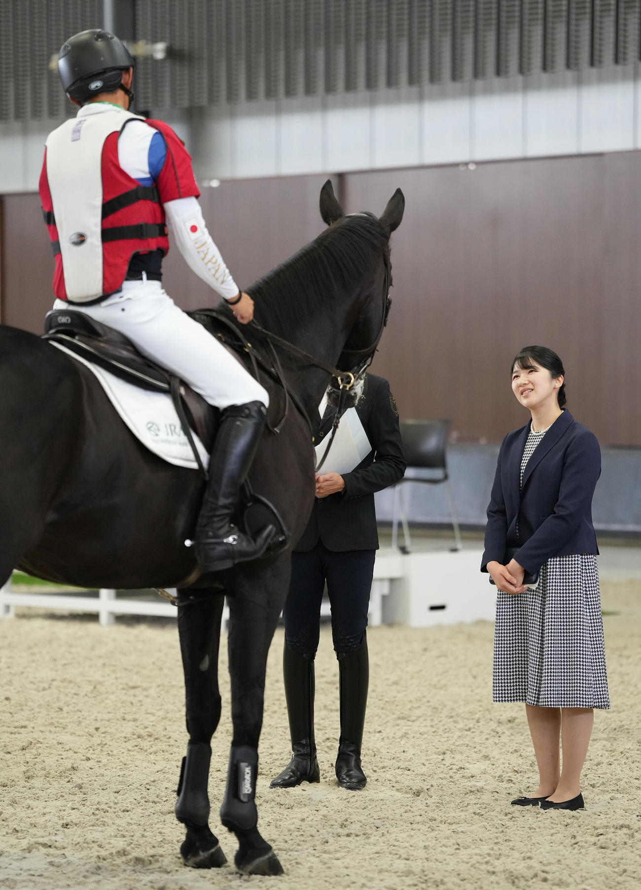 「第50回愛馬の日」のイベントで、戸本一真選手と談笑される天皇、皇后両陛下の長女愛子さま（撮影・鈴木みどり）