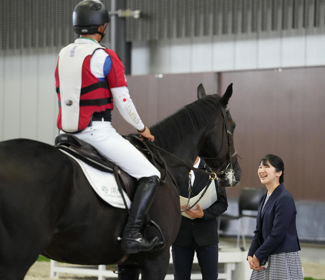 「第50回愛馬の日」のイベントで、戸本一真選手と談笑される天皇、皇后両陛下の長女愛子さま（撮影・鈴木みどり）