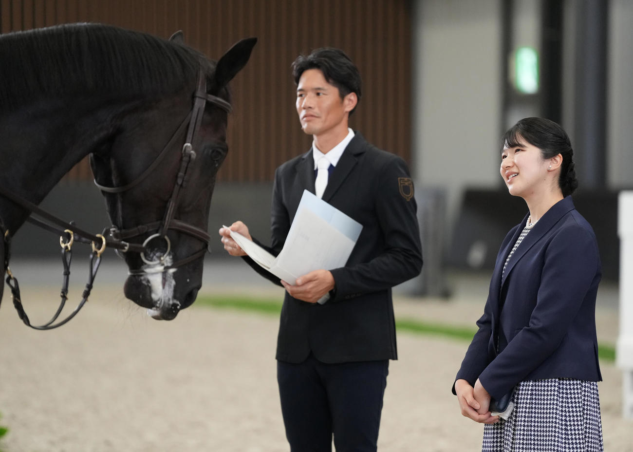 「第50回愛馬の日」のイベントで、戸本一真選手と談笑される天皇、皇后両陛下の長女愛子さま（撮影・鈴木みどり）