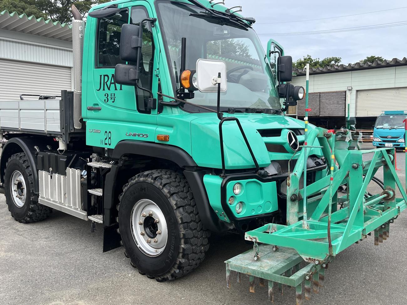 馬場をならすための車ウニモグ